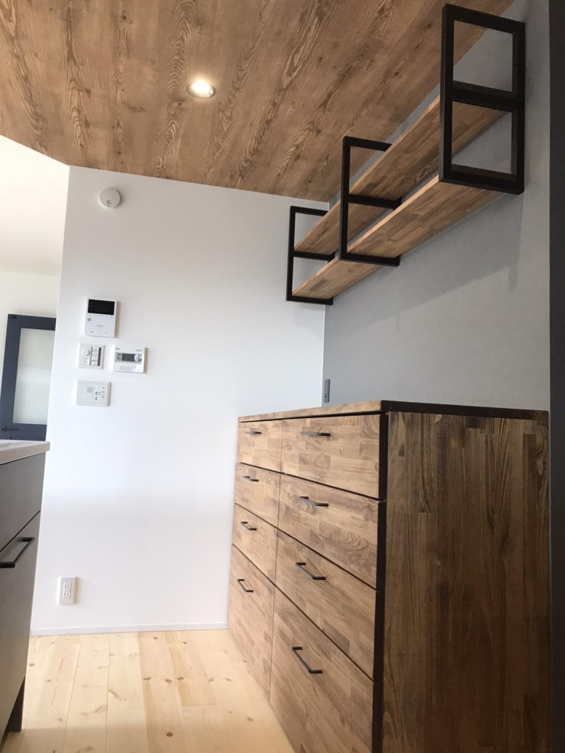 アイアンシェルフ (パイン集成 840×250×20２枚／アイアン２個)+壁付シェルフ(840×300～500) | 3枚目