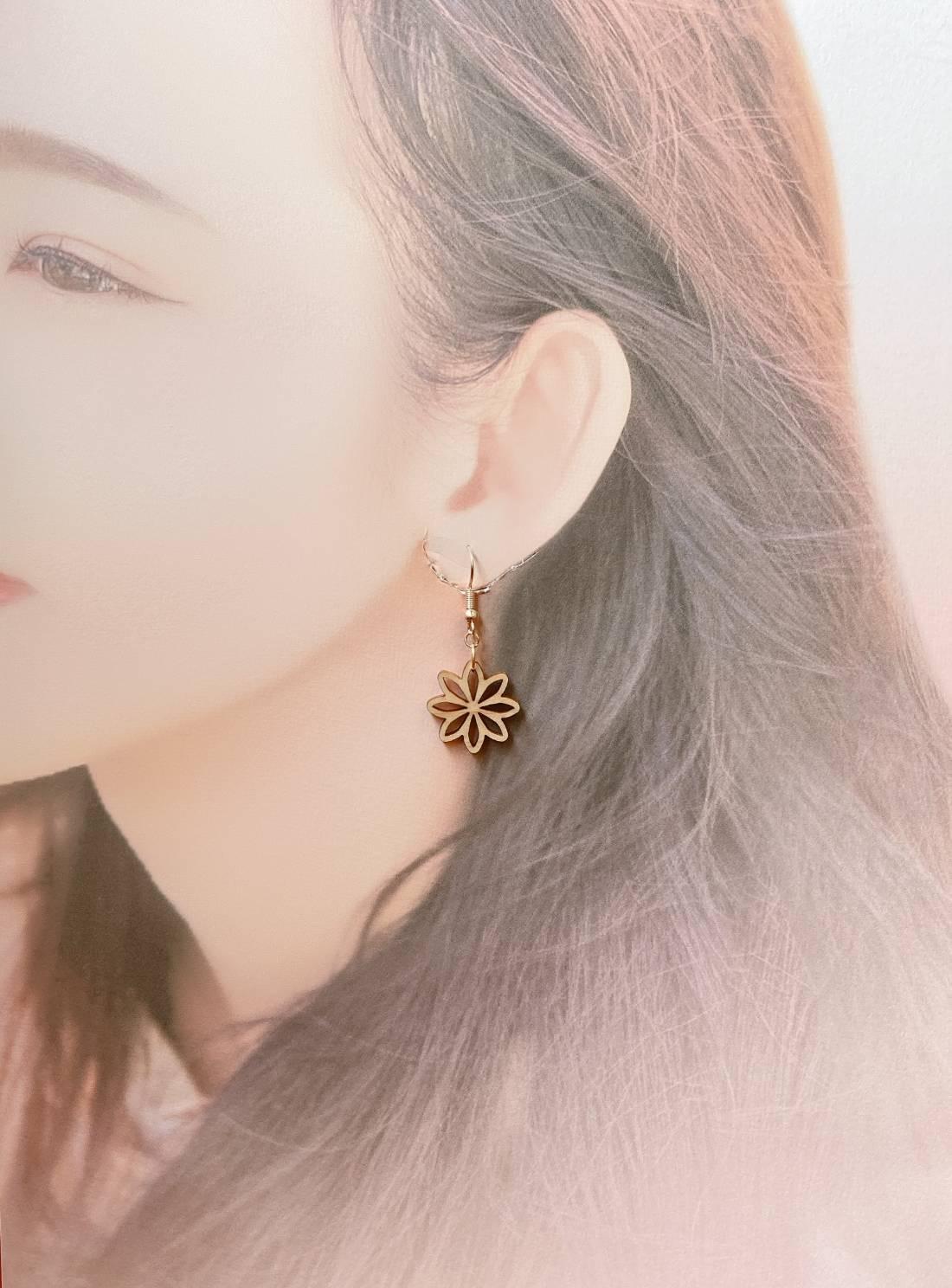 紀州ひのきシンプルピアス　(コスモス)1枚目の画像